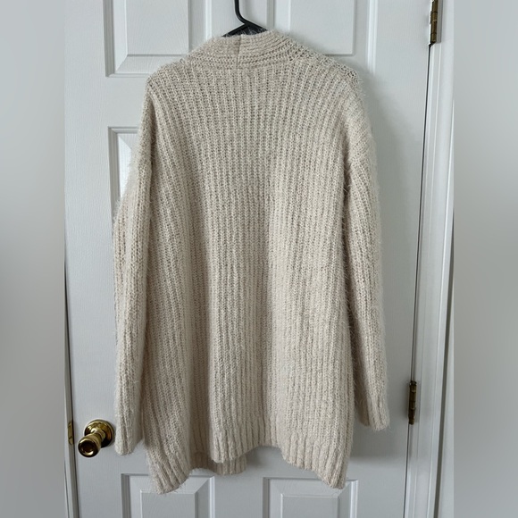 Cyrus sweater NWT - Picture 3 of 4